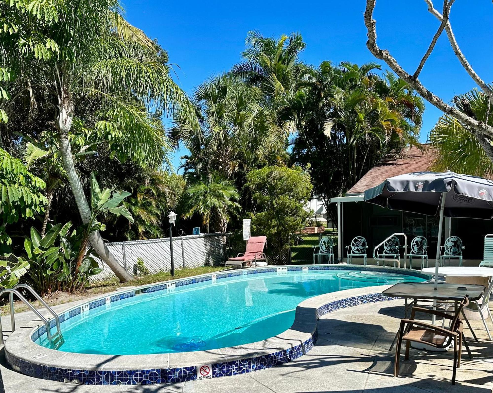 Conty'S Motel North North Naples Eksteriør bilde